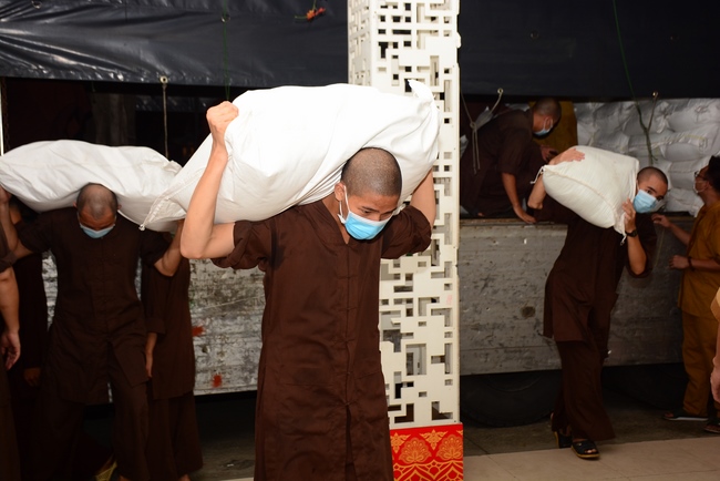 Chùa Hoằng Pháp: Tiếp tục hỗ trợ người dân khó khăn trong đại dịch Covid (đợt 8)